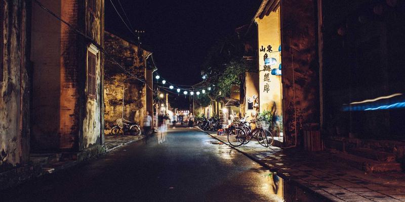 十家店规模下，如何平衡标准化运营与单店个性化创新？一份生活服务业的实战指南